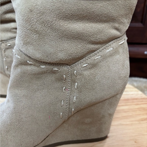 REPORT BEIGE SUEDE SLOUCHY DECORATIVE CUT OUT WEDGE BOOTS SIZE 7 - Picture 4 of 10